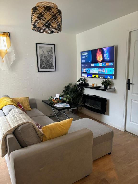un salon avec un canapé et une télévision à écran plat dans l'établissement Comfortable Apartment in Bondy - 2 Bedrooms, à Bondy