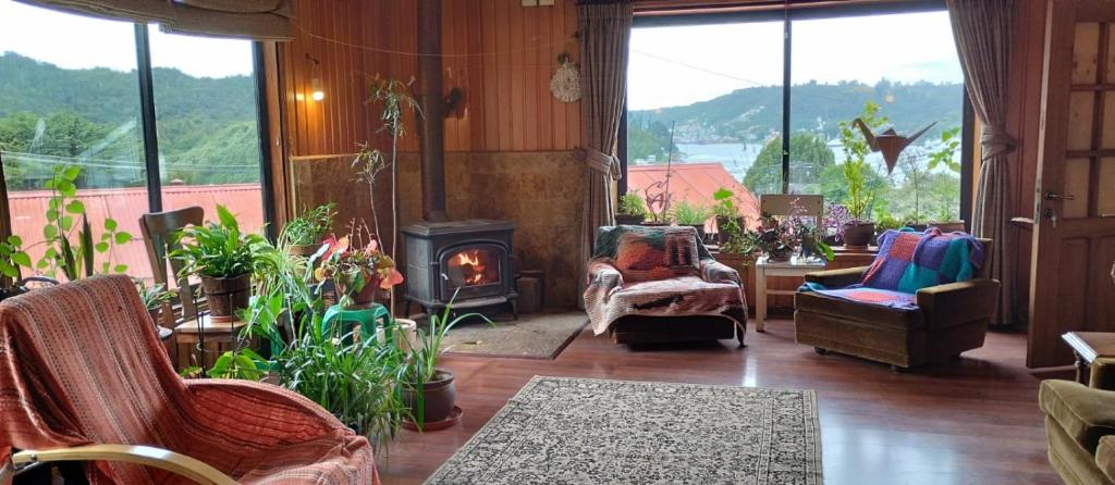プエルトモントにあるHabitación Casa Anáhuacのリビングルーム(暖炉、椅子、窓付)