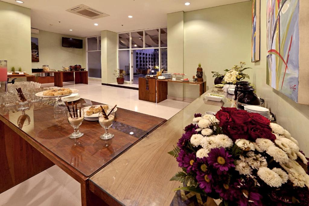 Posezení v ubytování Whiz Hotel Malioboro Yogyakarta