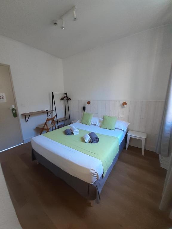 Postel nebo postele na pokoji v ubytování Hôtel L'Herbier d'Orange
