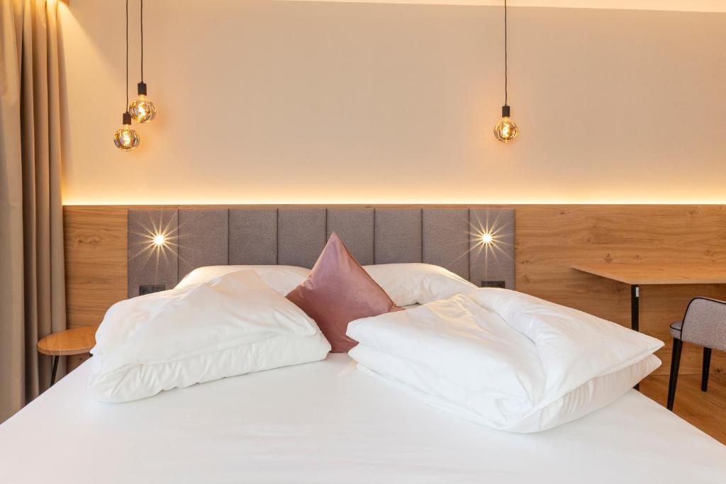 Łóżko lub łóżka w pokoju w obiekcie Hotel Lindnerhof