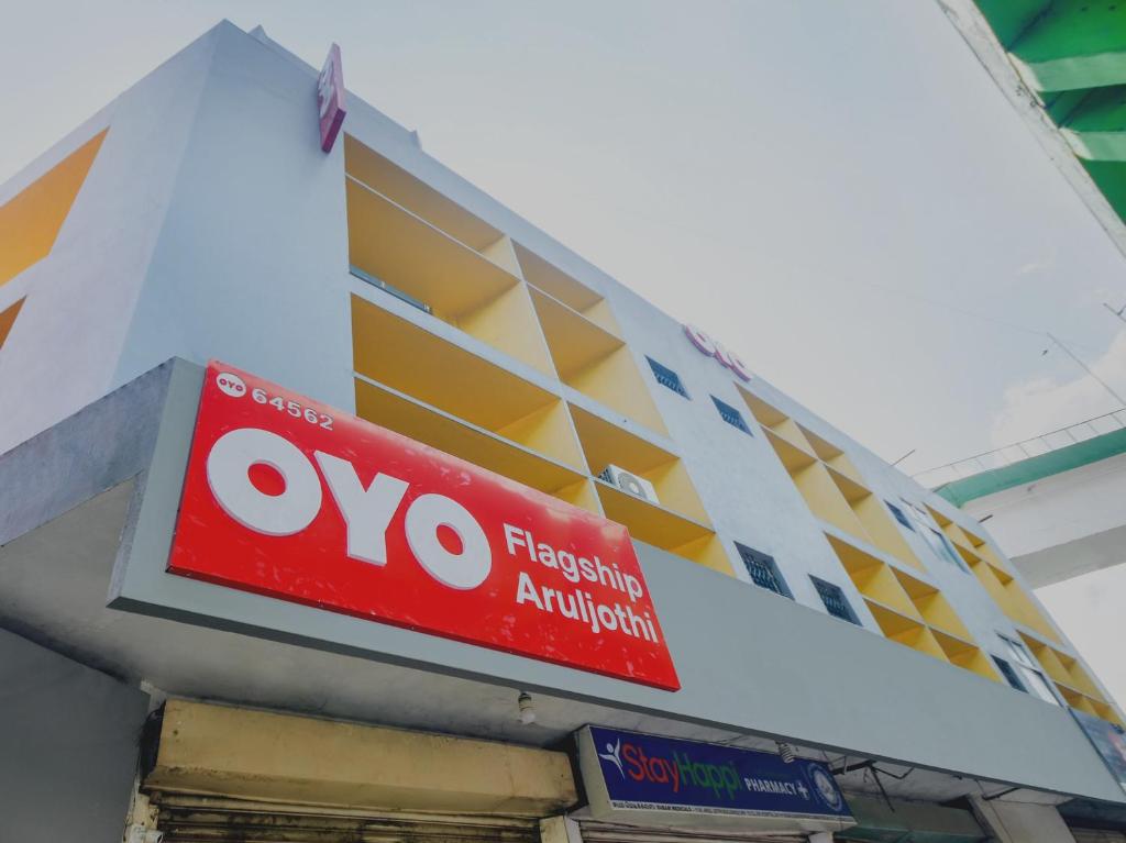 Supermarket nebo jiné obchody v  hotelu nebo okolí