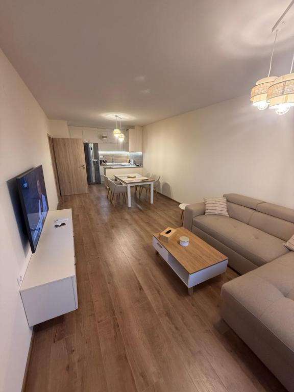 un soggiorno con un divano e un tavolo di PanOrama Luxury Apartments a Panagyurishte