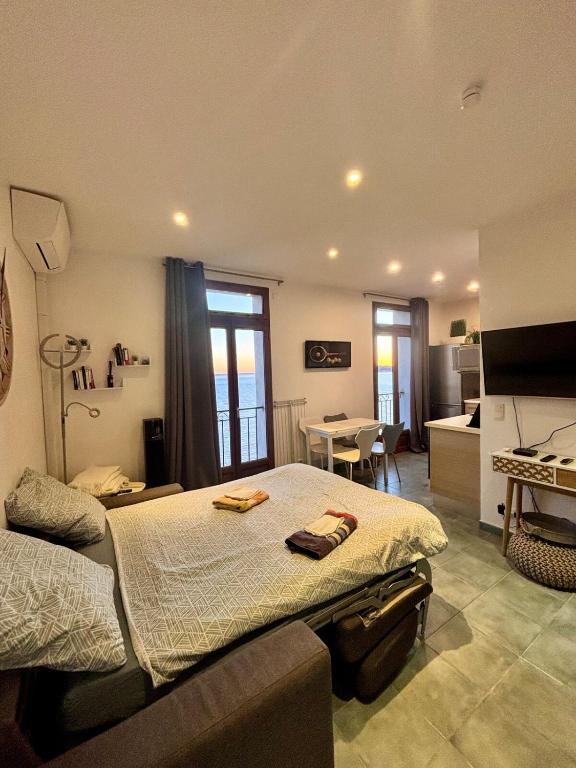 une chambre avec un grand lit et une cuisine dans l'établissement Terraces of Cap d 'Ail 1, à Cap d'Ail
