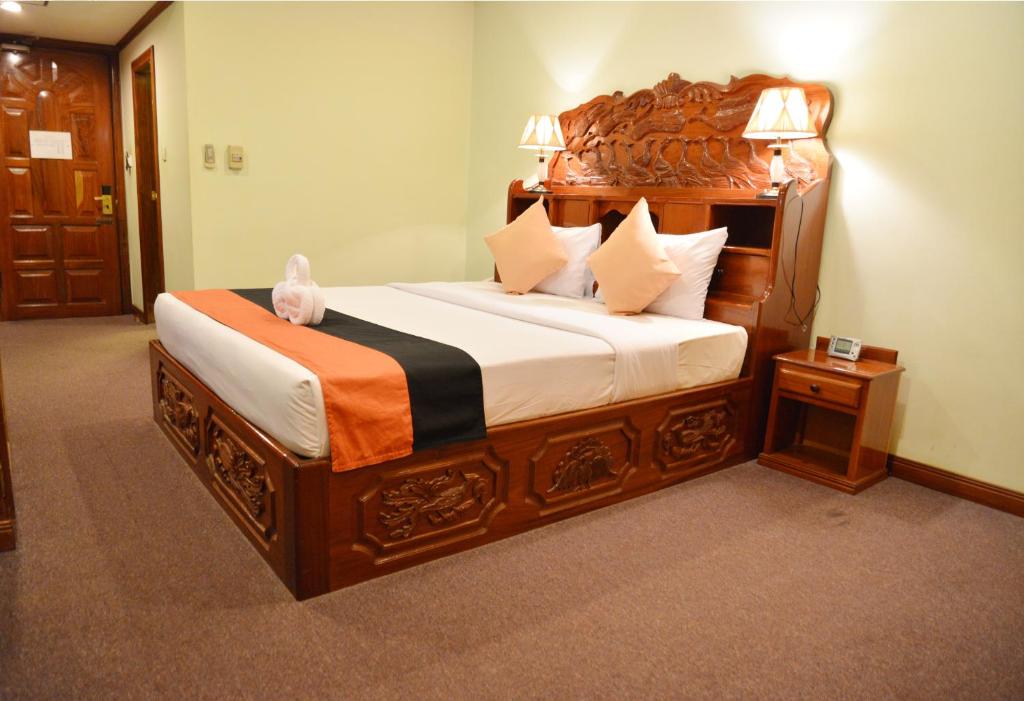 Postel nebo postele na pokoji v ubytování Angkor Hotel