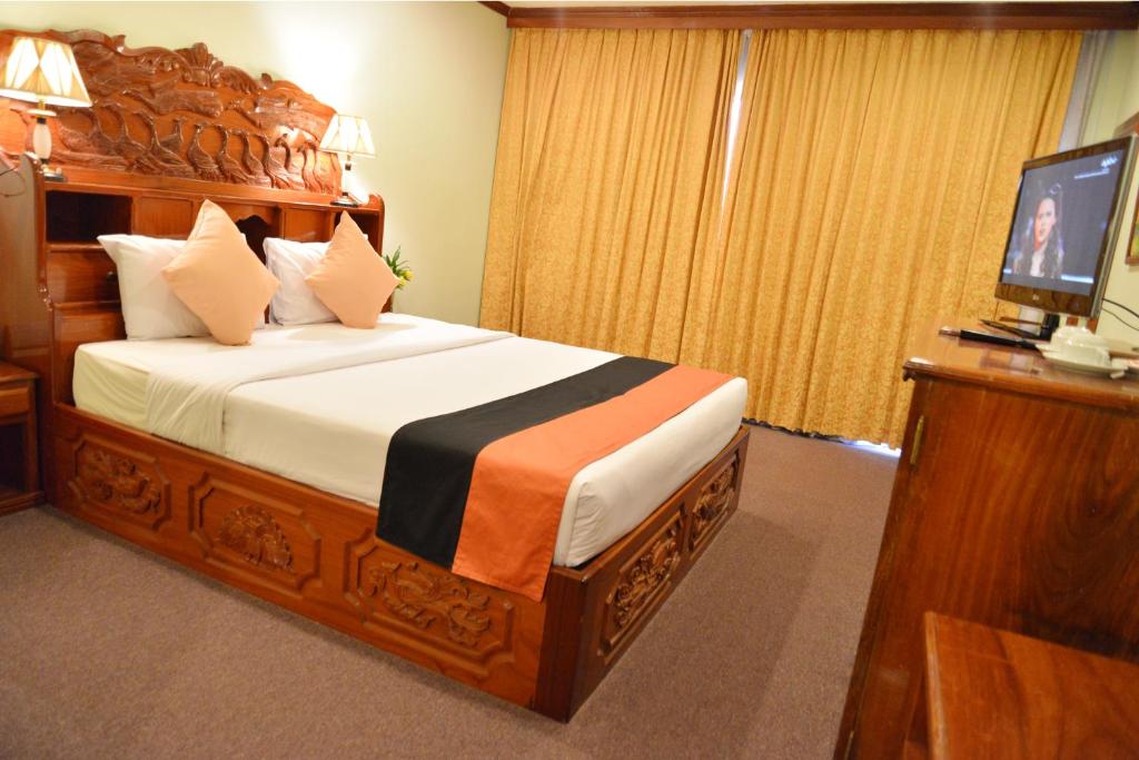 Postel nebo postele na pokoji v ubytování Angkor Hotel