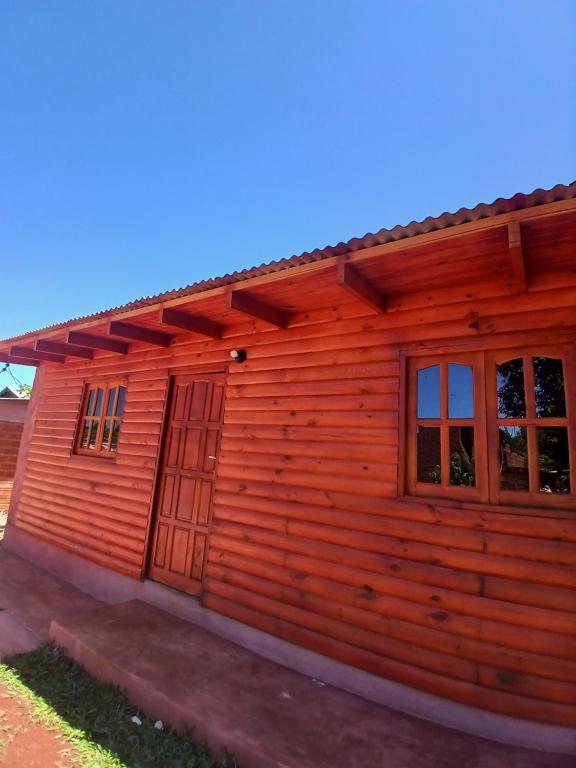 una baita di tronchi con porta e finestre di Cabañas Los Hermanos a Puerto Iguazú