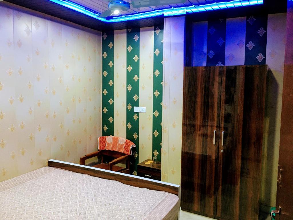 A bed or beds in a room at Hotel Raju Homestay Ayodhya 150 Meters from Shree Ram Janmbhoomi Temple 200 Meters from Ayodhya Dham Railway Station