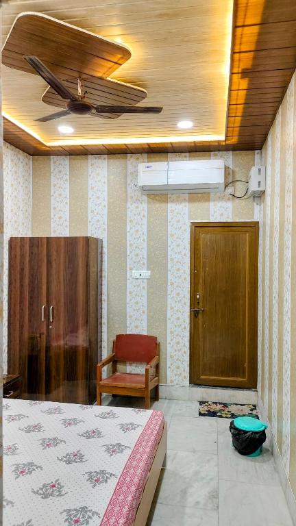 A bed or beds in a room at Hotel Raju Homestay Ayodhya 150 Meters from Shree Ram Janmbhoomi Temple 200 Meters from Ayodhya Dham Railway Station