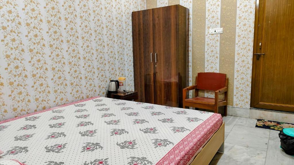 A bed or beds in a room at Hotel Raju Homestay Ayodhya 150 Meters from Shree Ram Janmbhoomi Temple 200 Meters from Ayodhya Dham Railway Station