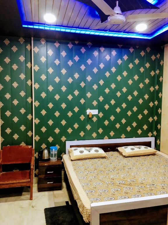 A seating area at Hotel Raju Homestay Ayodhya 150 Meters from Shree Ram Janmbhoomi Temple 200 Meters from Ayodhya Dham Railway Station