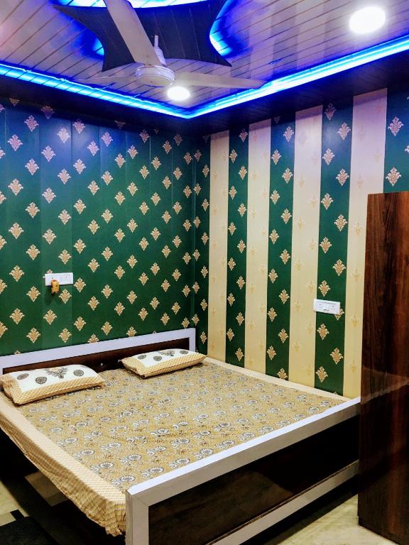 A bed or beds in a room at Hotel Raju Homestay Ayodhya 150 Meters from Shree Ram Janmbhoomi Temple 200 Meters from Ayodhya Dham Railway Station