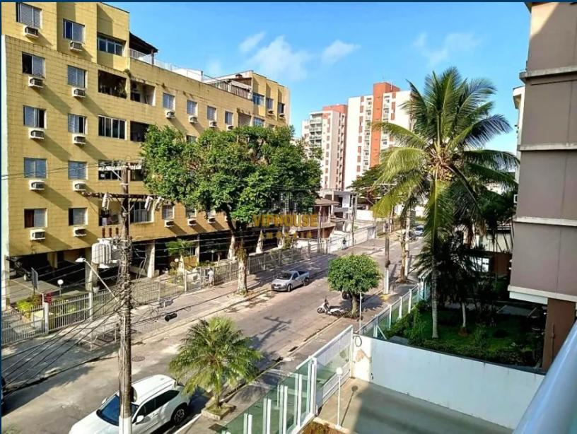 widok na ulicę z palmami i budynkami w obiekcie Brilho do mar Enseada w mieście Guarujá