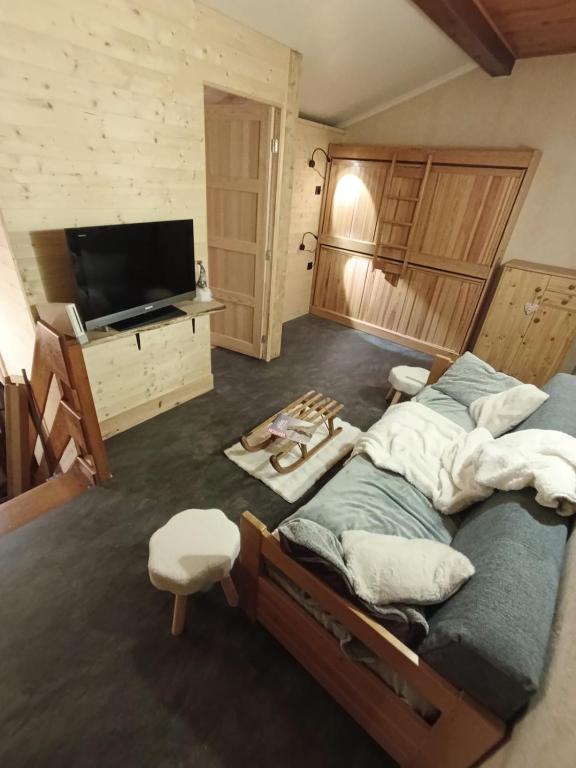 une chambre avec deux lits et une télévision à écran plat dans l'établissement La grange d'Alexandre 6 personnes, à Val Cenis