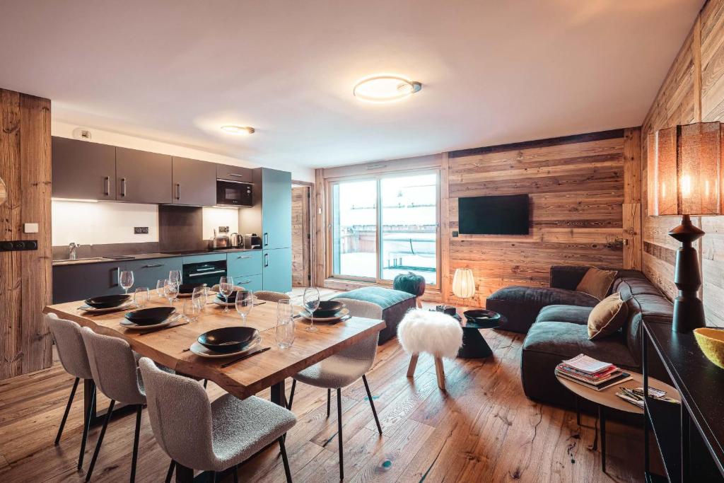 une cuisine et un salon avec une table et des chaises dans l'établissement Appartement Boréal - At the summit of Combloux, à Combloux