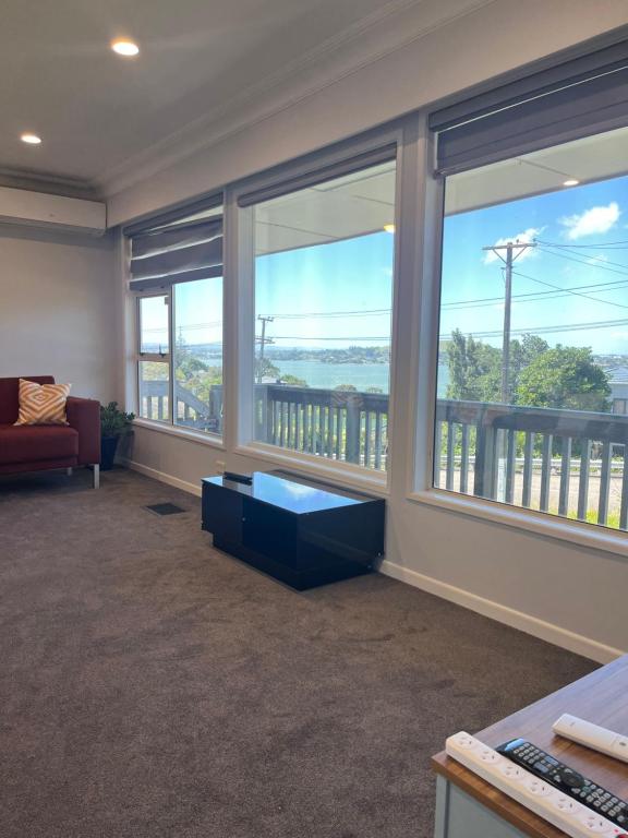Gallery image of Kiwi Holiday Home with a View in Auckland