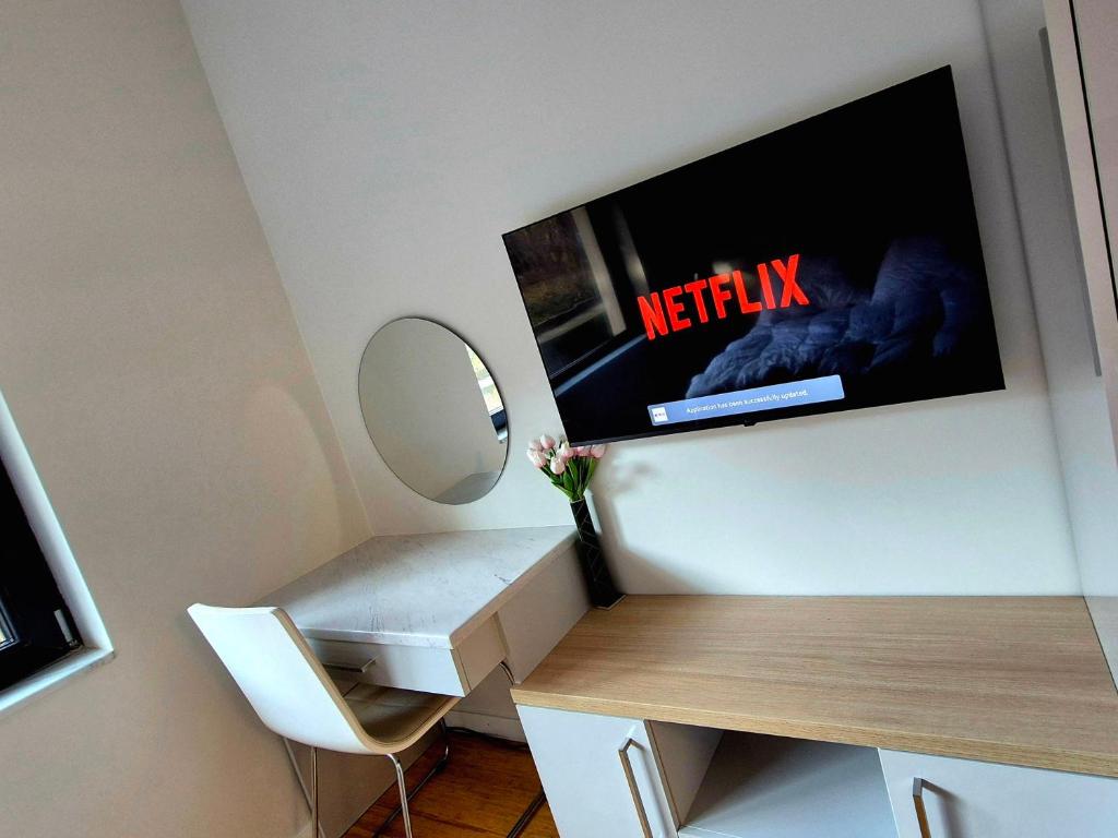 TV a/nebo společenská místnost v ubytování The VERTEX
