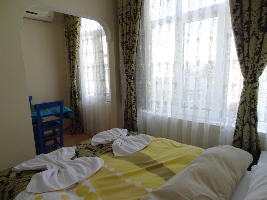A bed or beds in a room at Tulip Guesthouse