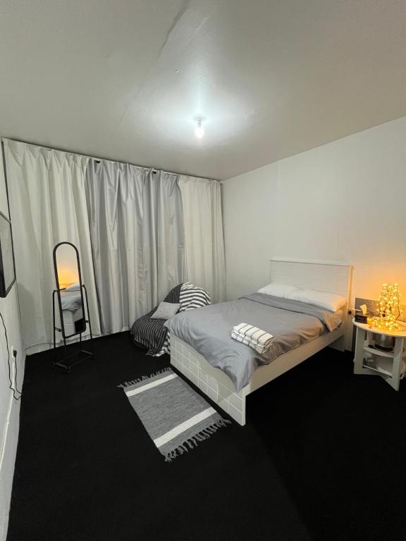 Voodi või voodid majutusasutuse Managa-naga Room901 near Abu Dhabi Mall toas