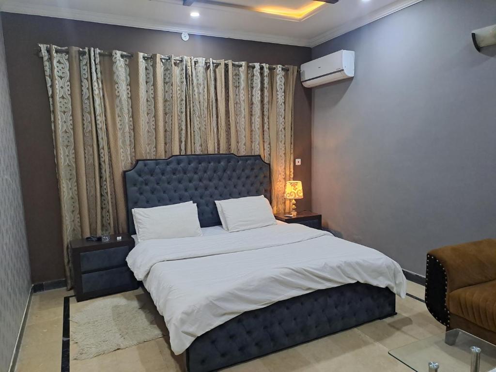 Un pat sau paturi într-o cameră la Vacation Home Islamabad