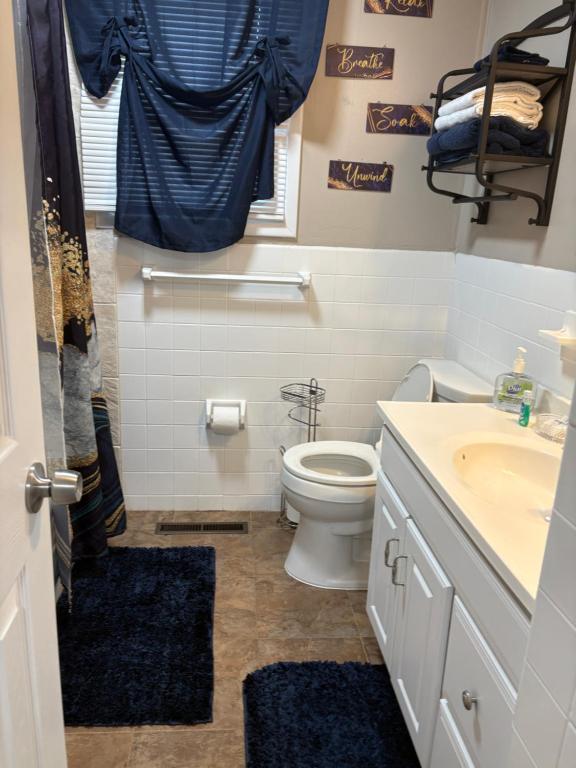 Koupelna v ubytování Stylish Cozy Quiet Family Retreat and Romantic getaway Sleeps up to 7 with Fast Wifi, Free Parking, Work station, Alexa enabled, Fenced in Backyard for Pets Grill Party Patio, Porch, Beach, Canal, stadium,Boardwalk Restaurants, and much more!