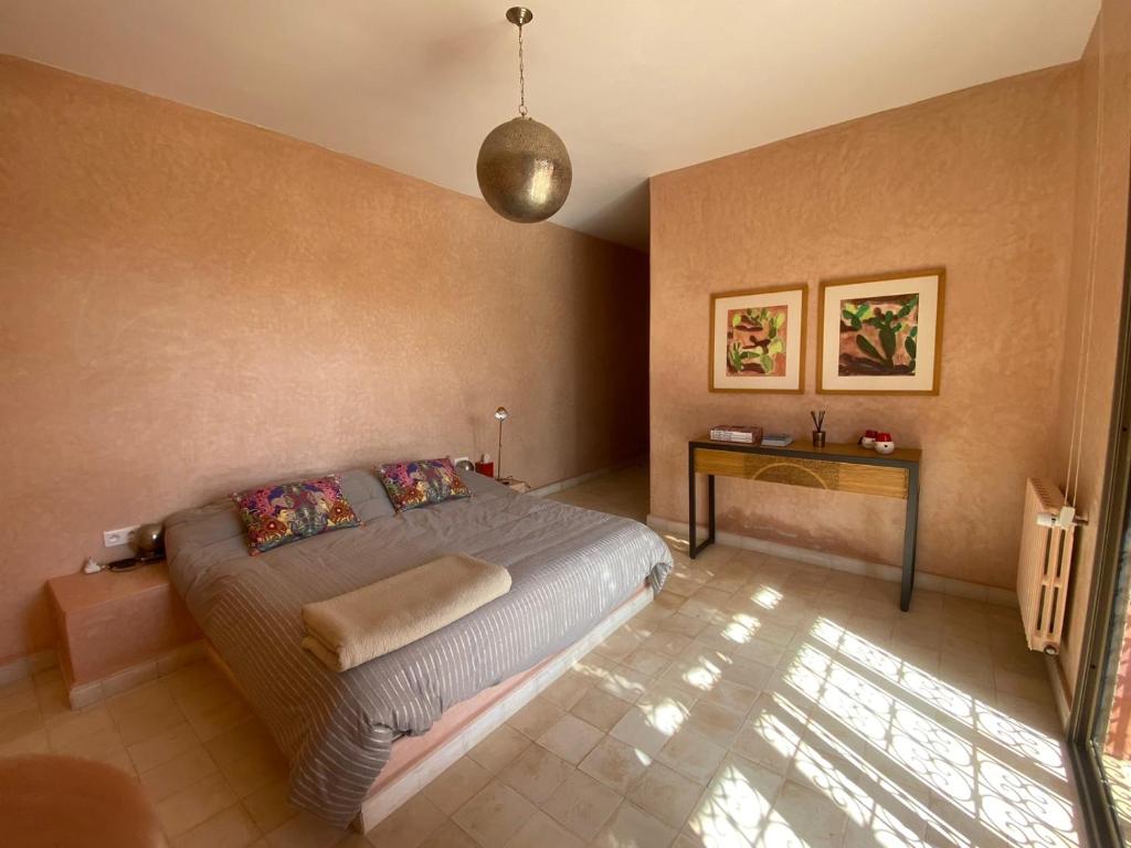 Postel nebo postele na pokoji v ubytování Kasbah Oum Rabia