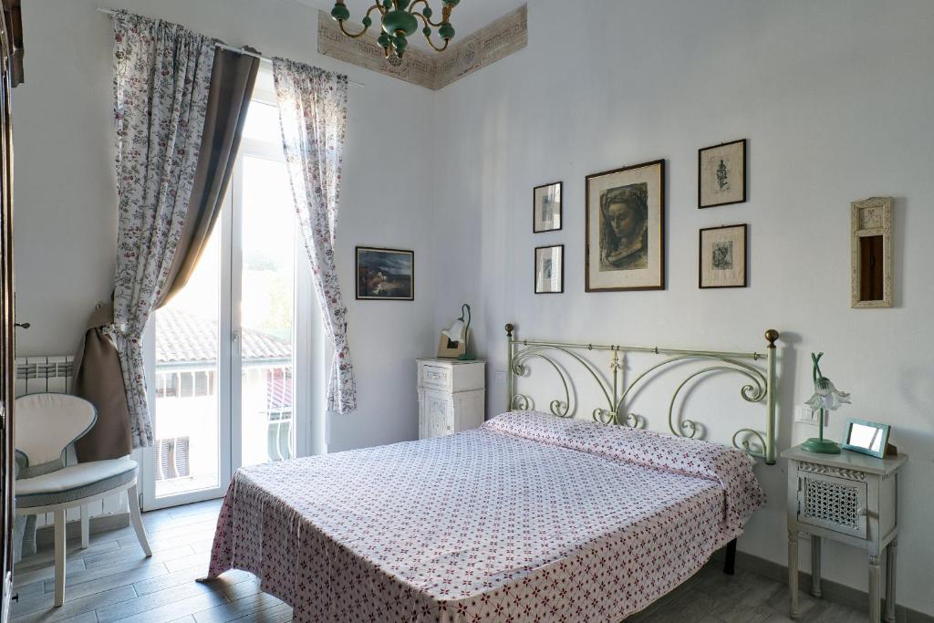una camera da letto con un letto e una finestra di Via Puccini 217 a Viareggio