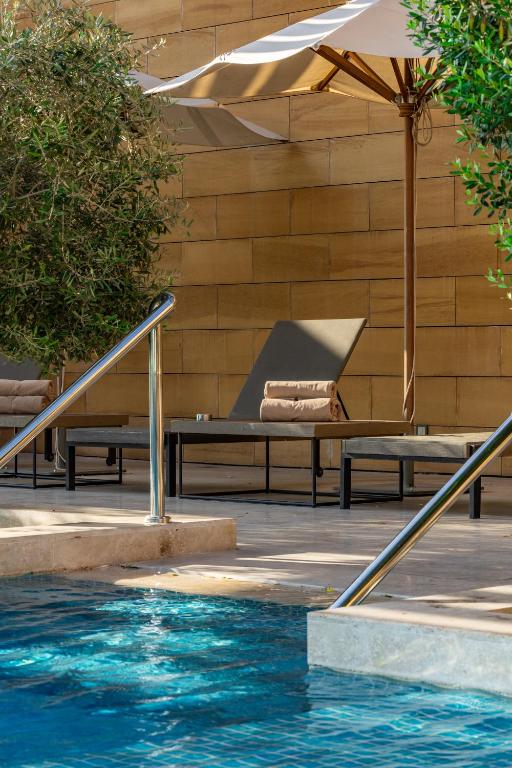 Bazén v ubytování SHIRVAN Hotel City Yard Jeddah nebo v jeho okolí