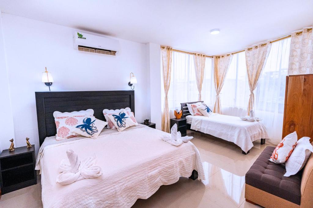 Postel nebo postele na pokoji v ubytování EXCLUSIVE CONDO GALAPAGOS and BEYOND 1