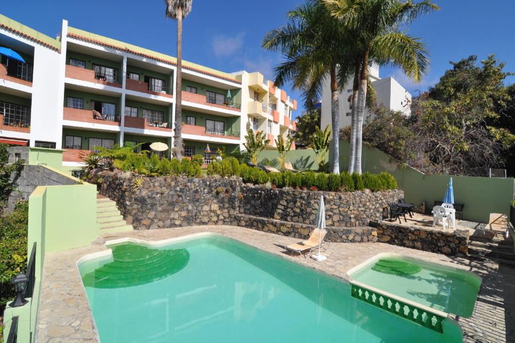 Bazén v ubytovaní Apartamentos Atlantis alebo v jeho blízkosti
