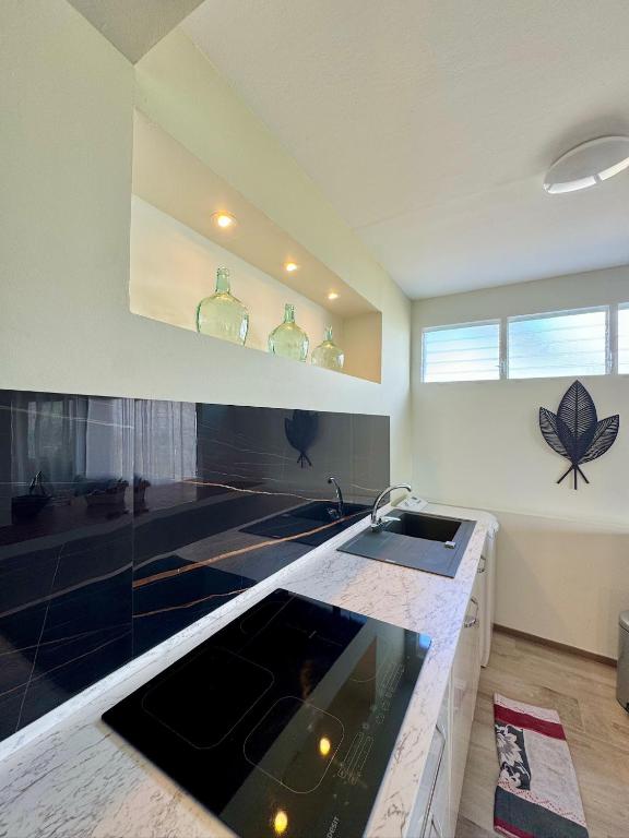 Letto o letti in una camera di La villa Azur classée 3 étoiles Moderne et Confortable à deux pas de la plage de l Anse à l Ane Trois Îlets - Service Petit Dej sur demande