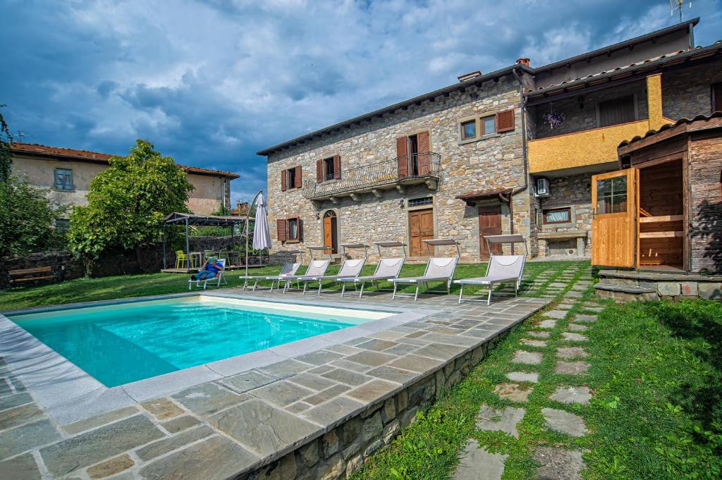 Borgo alla Collinaにある“Da Paolino”の庭にスイミングプールがある家