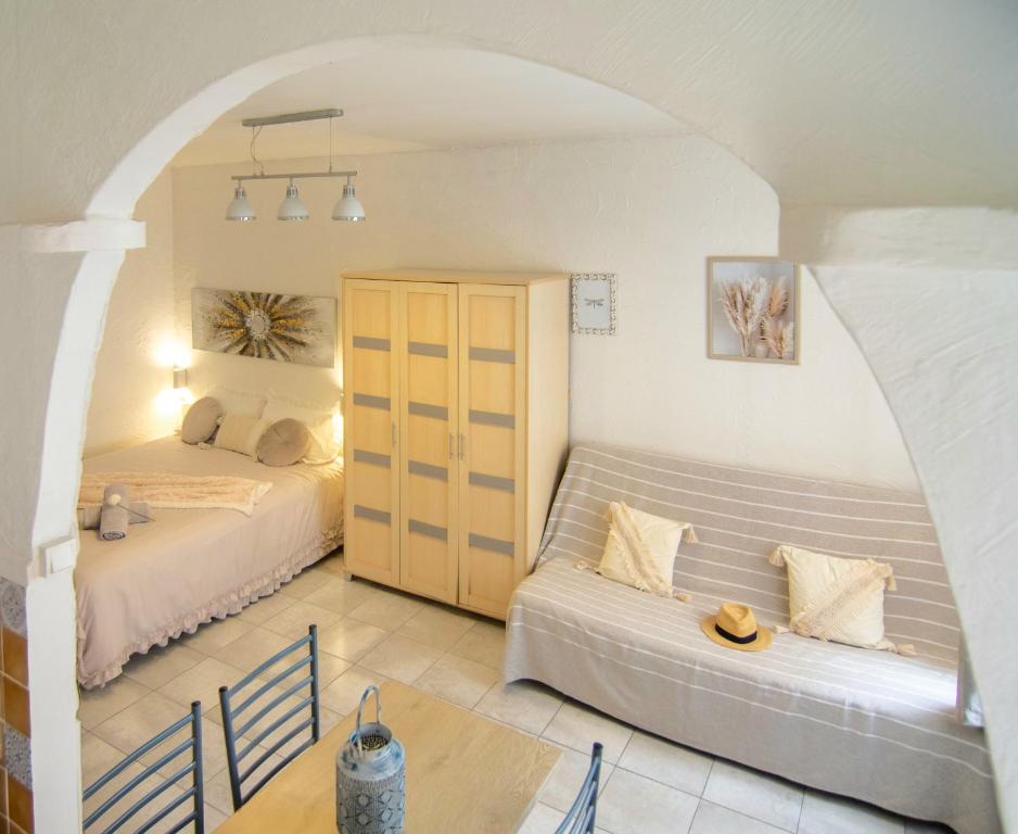 Postel nebo postele na pokoji v ubytování Appartement 32m2 Juan les Pins 350 m plage climatisé WIFI centre