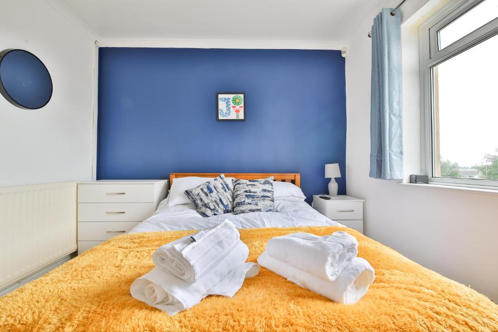 Ένα ή περισσότερα κρεβάτια σε δωμάτιο στο Modern 4 Bed Contractor Stay in Swansea TV in Every Room and Parking
