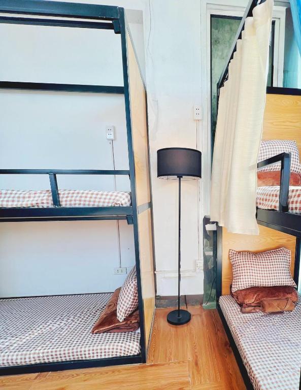 Postel nebo postele na pokoji v ubytování Station View Hostel - LushStay Hanoi