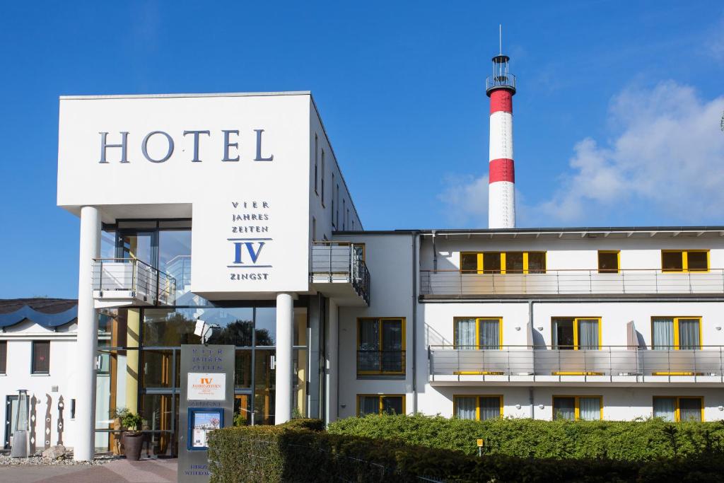 un hotel con un faro encima en Resort Hotel Vier Jahreszeiten Zingst en Zingst