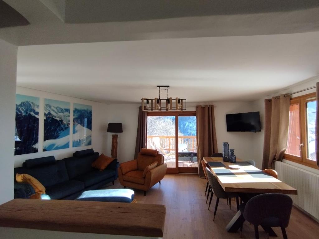 TV a/nebo společenská místnost v ubytování La Terrasse des Ecrins