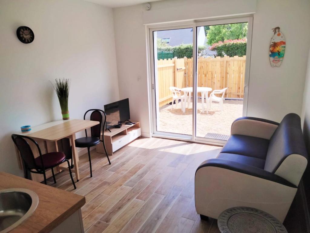 un salon avec un canapé et une table dans l'établissement La Croix de Kerbigot - Guidel plage, à Guidel-Plage