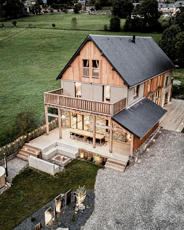 - une vue aérienne sur une grande maison en bois dans l'établissement Chalet Casteret-15 couchages-brasero-bain nordique, à Guchan