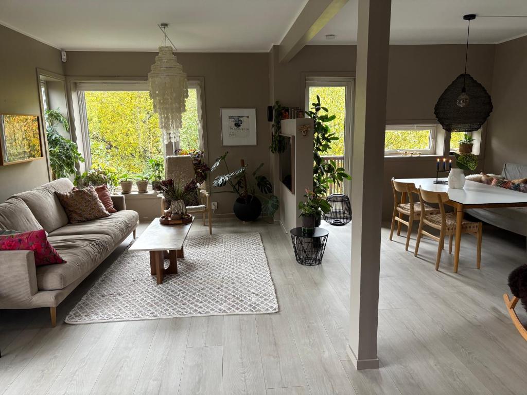 ein Wohnzimmer mit Sofa und Tisch in der Unterkunft Modern & cozy house in Trondheim