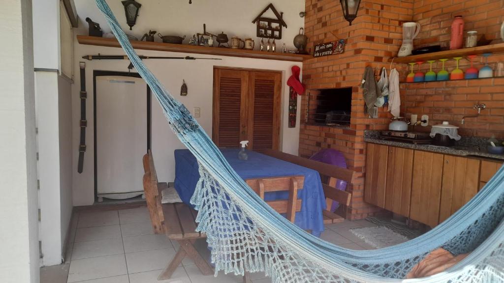 Kuchyň nebo kuchyňský kout v ubytování Alugo quarto com internet