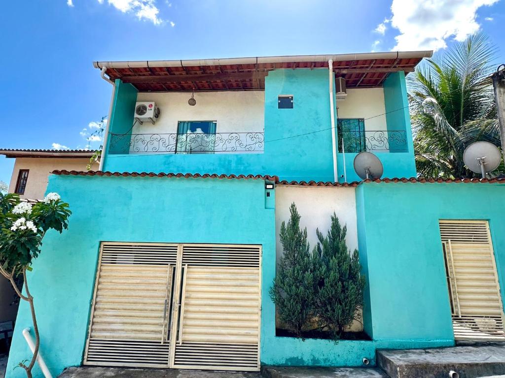 a blue and white house with shutters at Casa Moriá in Lençóis