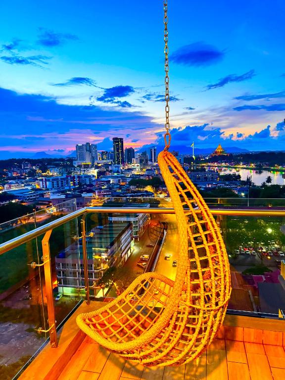 古晋Riverine Kuching Luxury 4Pax with Balcony facing Waterfront View的建筑顶部的过山车景色