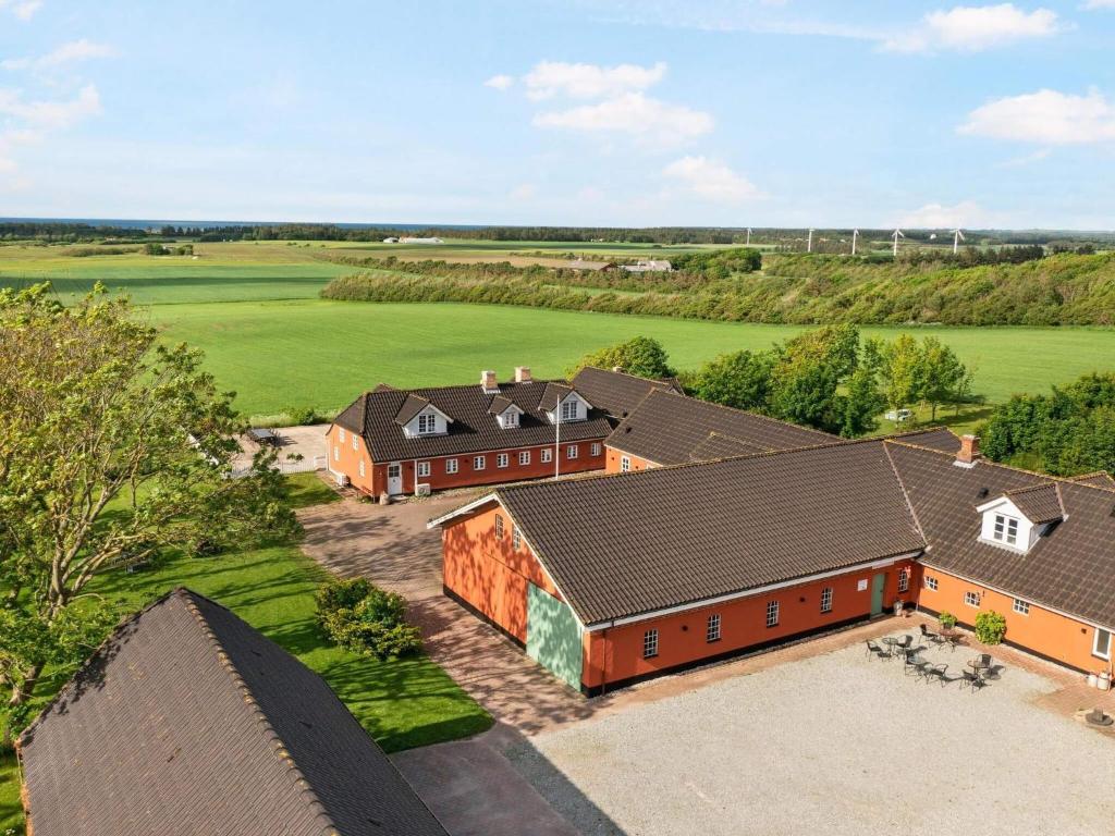 eine Draufsicht auf einen Bauernhof mit Häusern und Bäumen in der Unterkunft Charming Retreat in Lonstrup - By Traum Ferienwohnungen in Hjørring