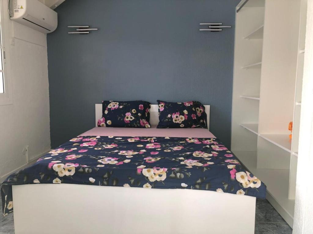 a bedroom with a bed with flowers on it at Villa Serenity in Saint-François