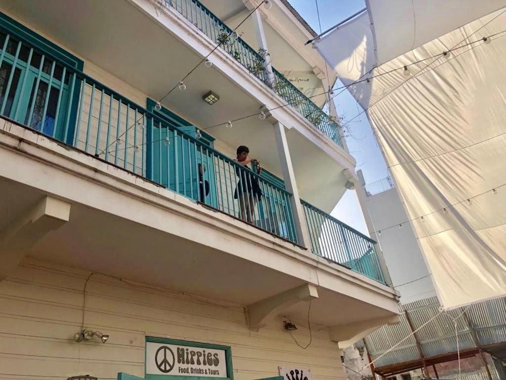 un uomo in piedi su un balcone di un edificio di Money Heist Casa del Papel Apt a Città di Panama