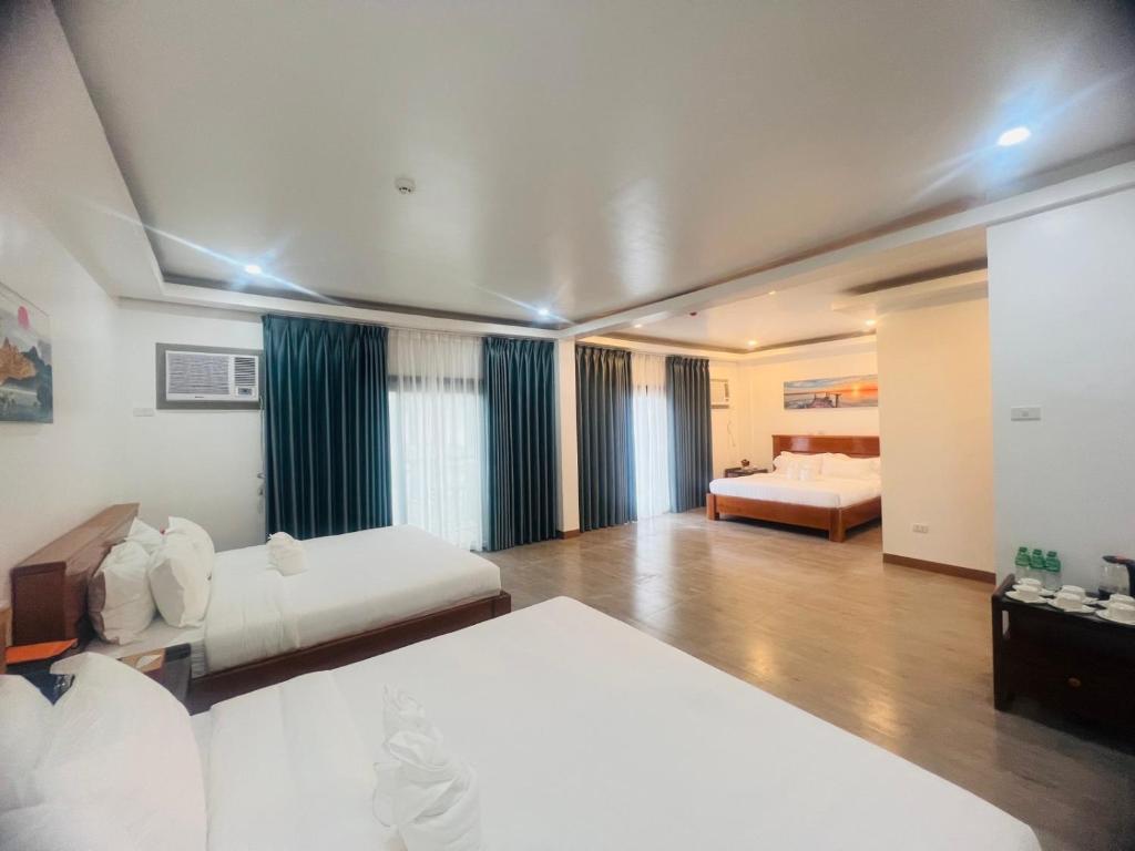 Postel nebo postele na pokoji v ubytování Ocean Star Hotel Coron