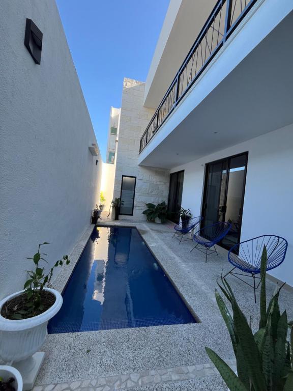 une piscine devant une maison dans l'établissement Casa Privada Acapulco, à Acapulco