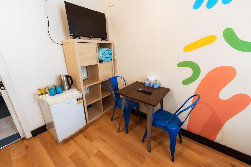 TV a/nebo společenská místnost v ubytování Flinders Backpackers