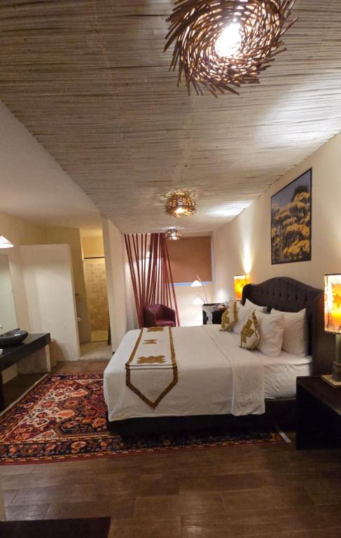 Postel nebo postele na pokoji v ubytování Sky Suites